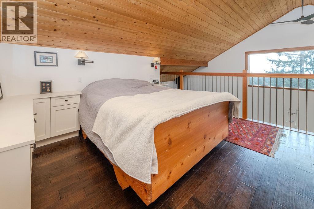 1572 MOUNTAIN ROAD, Gibsons