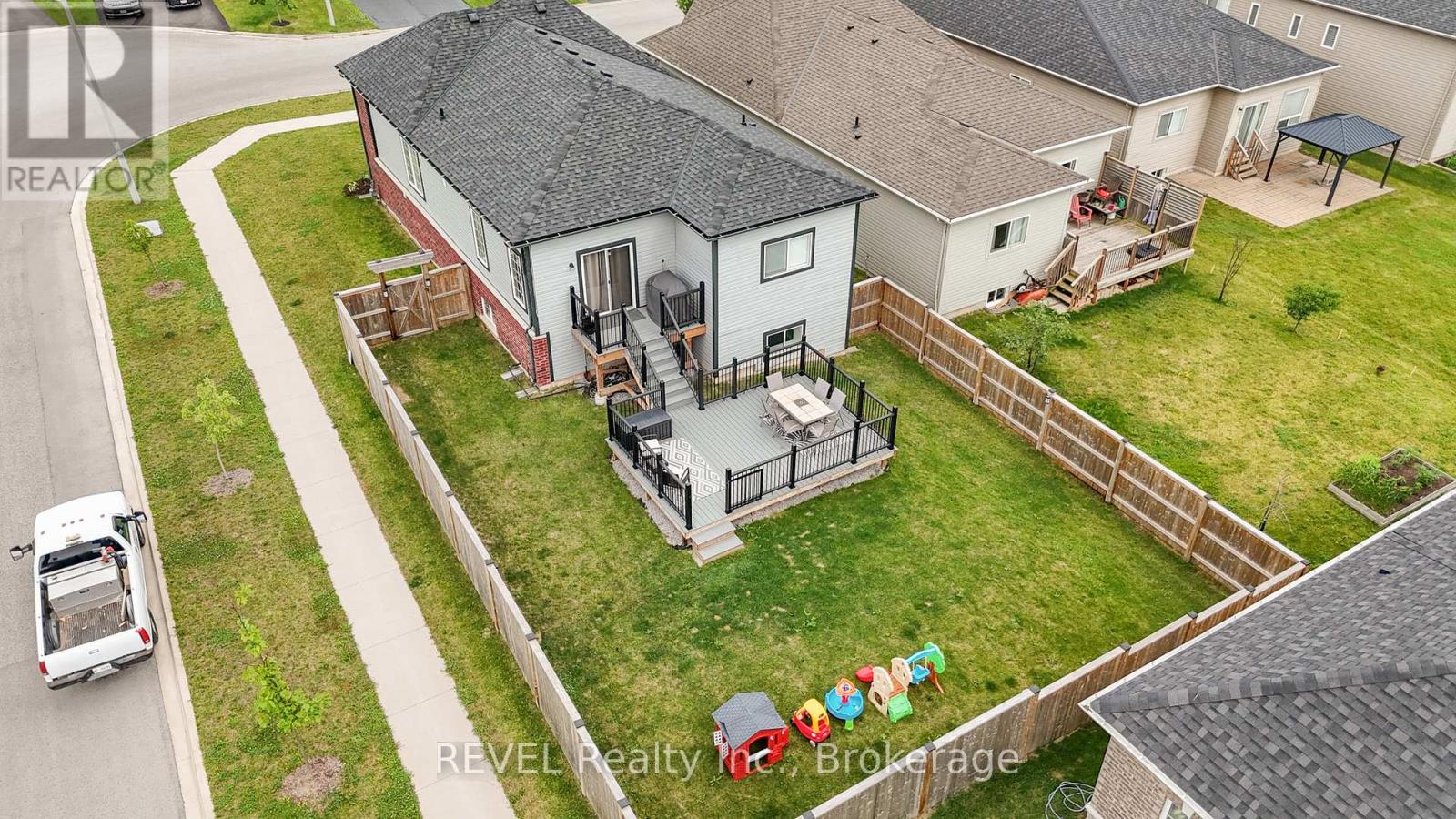 881 BURWELL STREET - 36