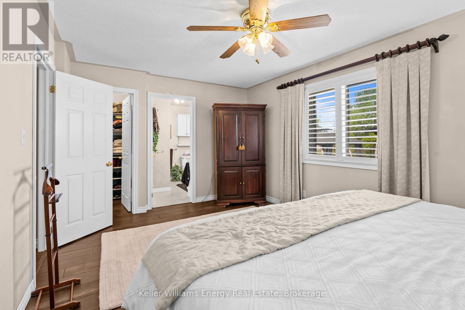 18 APPLEWOOD DRIVE - 21