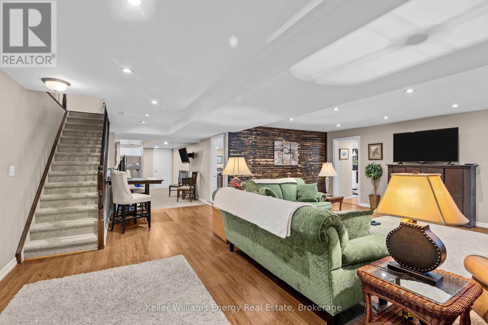 18 APPLEWOOD DRIVE - 25