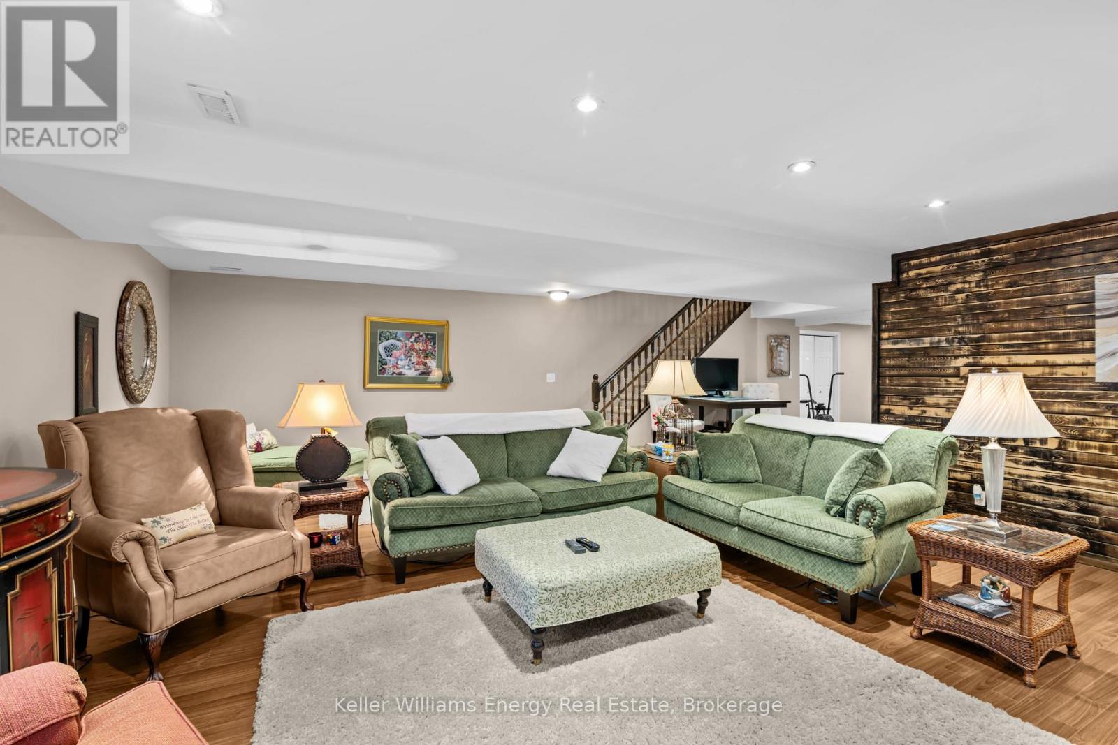 18 APPLEWOOD DRIVE - 26