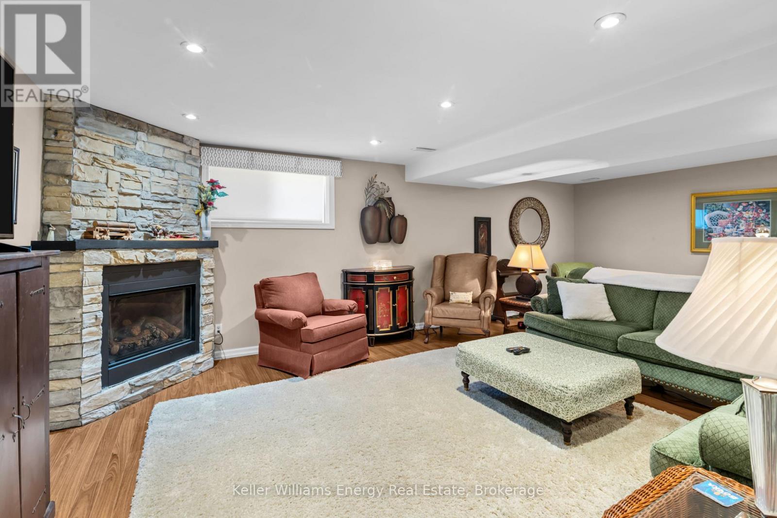 18 APPLEWOOD DRIVE - 27