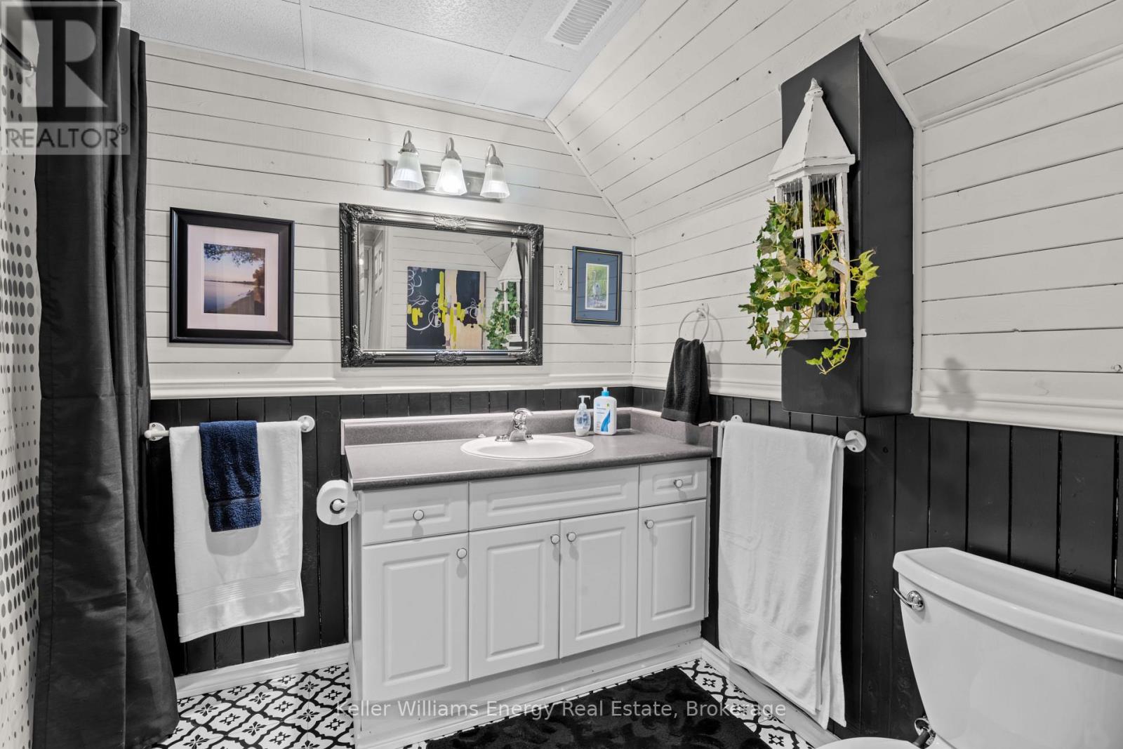 18 APPLEWOOD DRIVE - 28