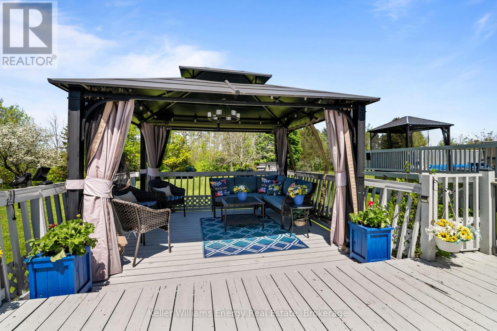 18 APPLEWOOD DRIVE - 32