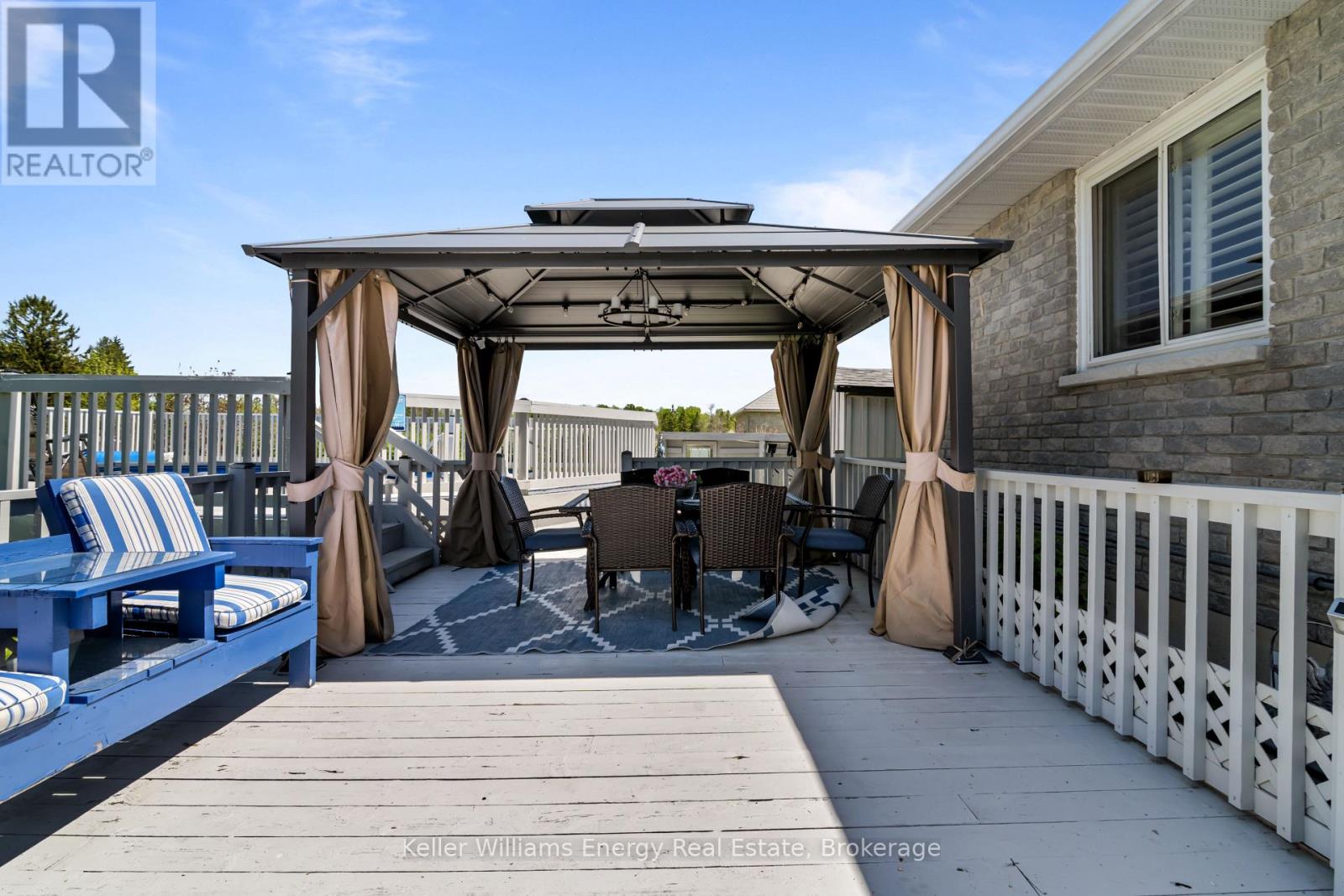 18 APPLEWOOD DRIVE - 33