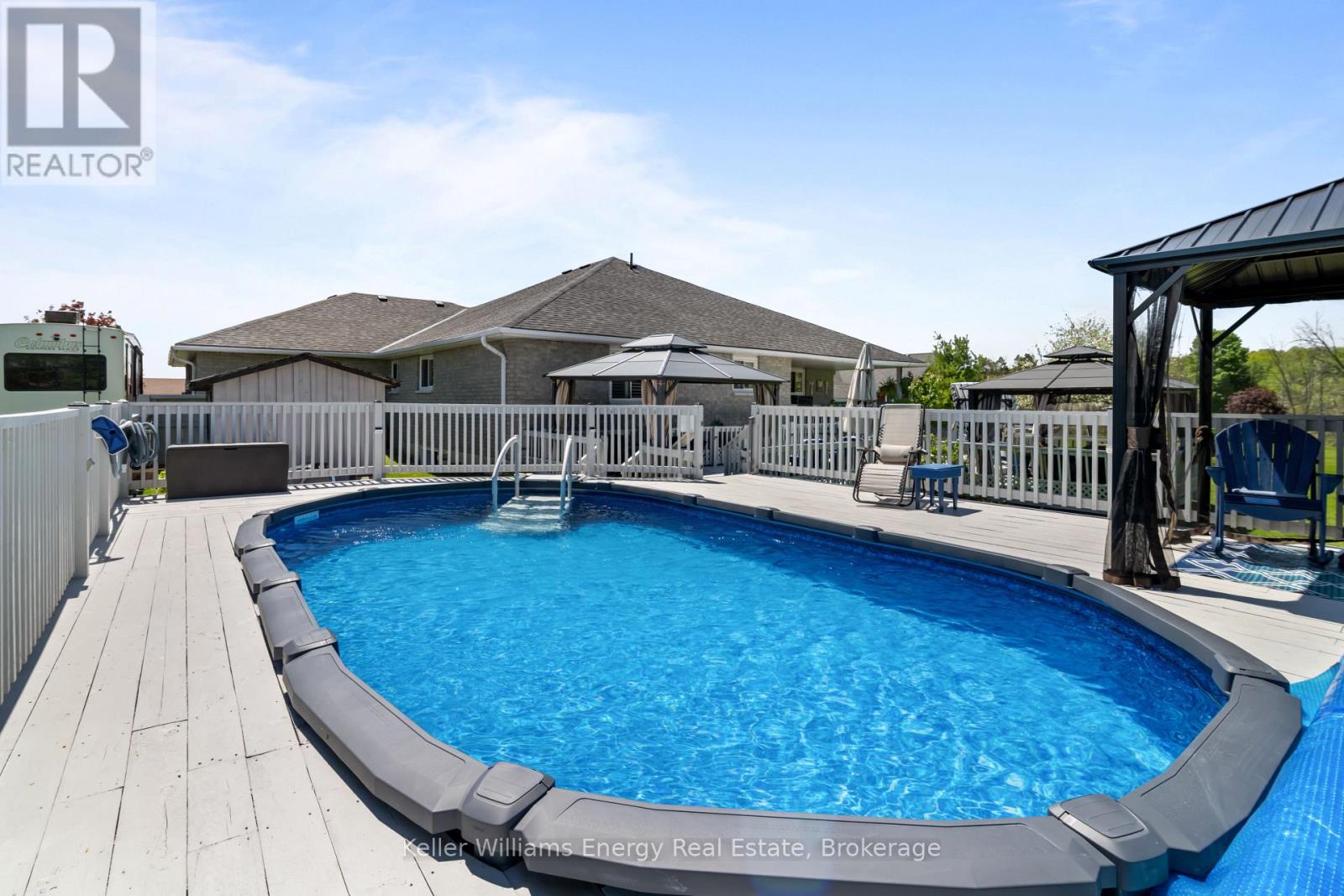 18 APPLEWOOD DRIVE - 34