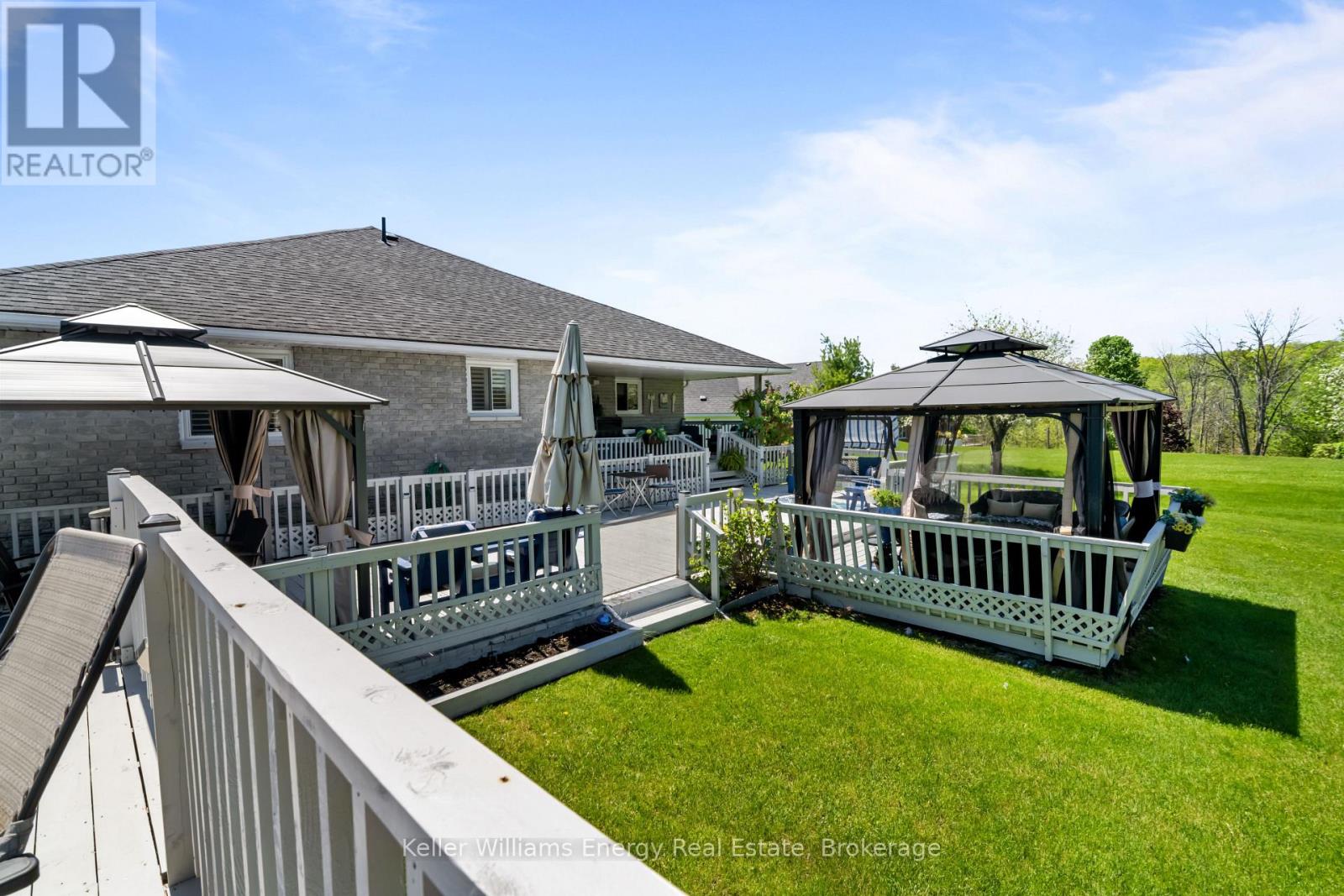 18 APPLEWOOD DRIVE - 35