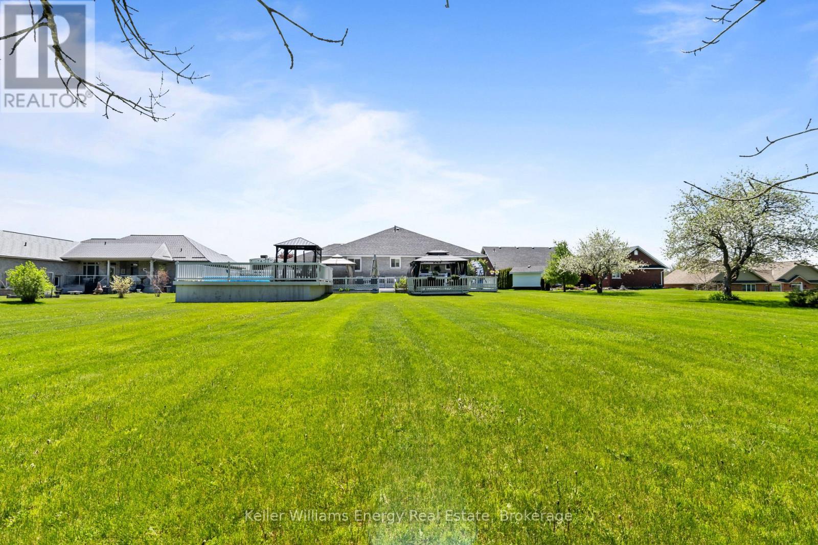 18 APPLEWOOD DRIVE - 36