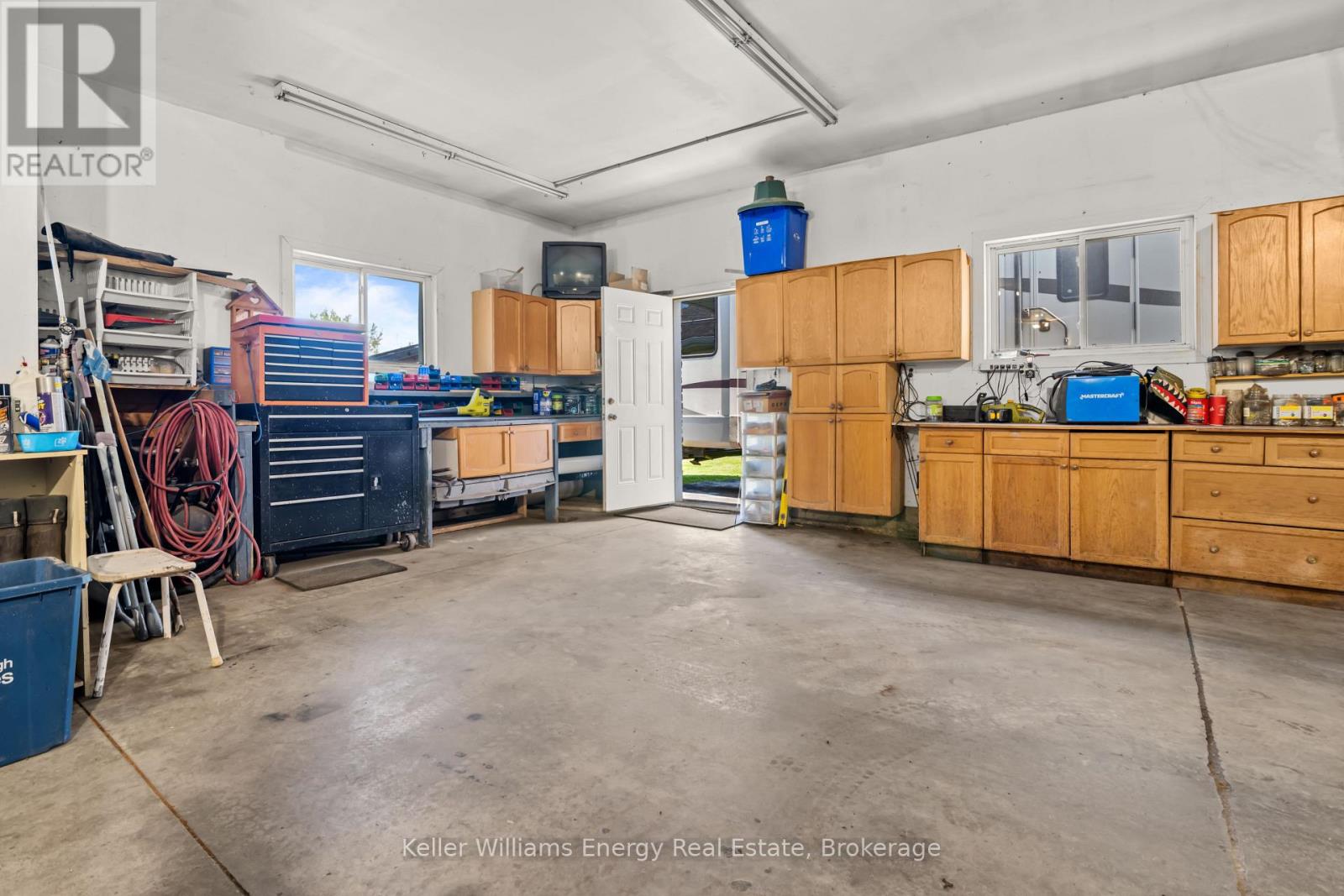 18 APPLEWOOD DRIVE - 37