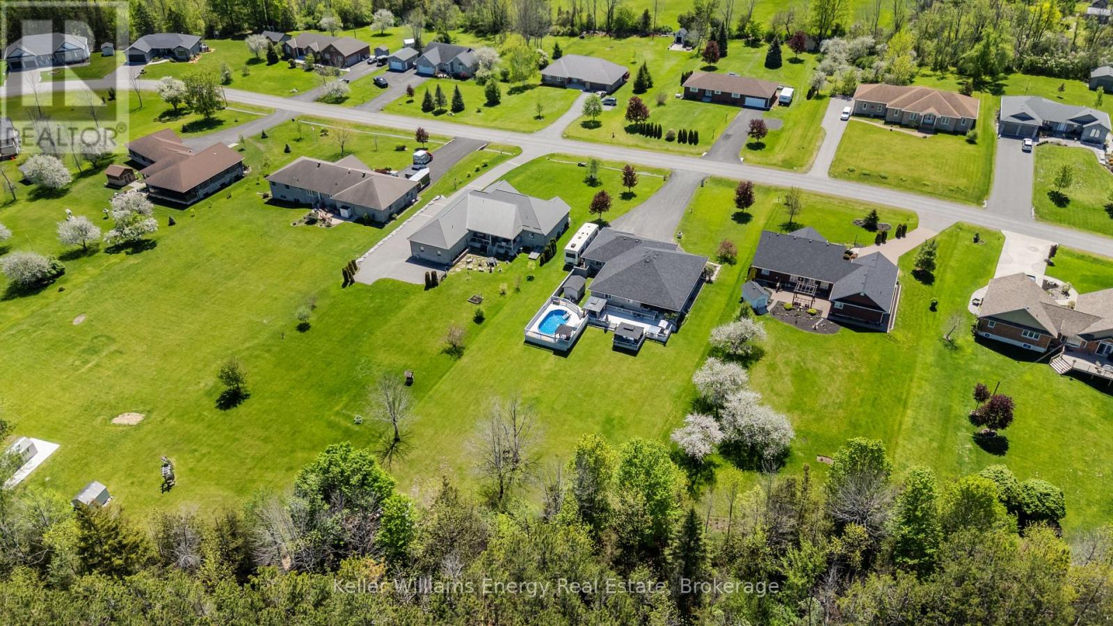 18 APPLEWOOD DRIVE - 40