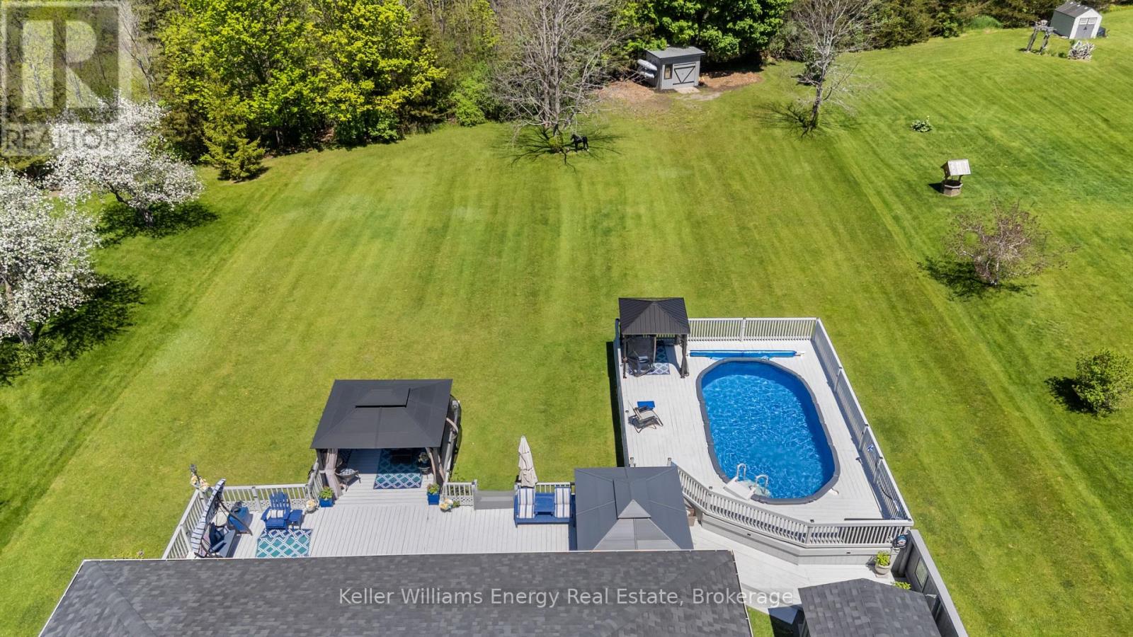 18 APPLEWOOD DRIVE - 43