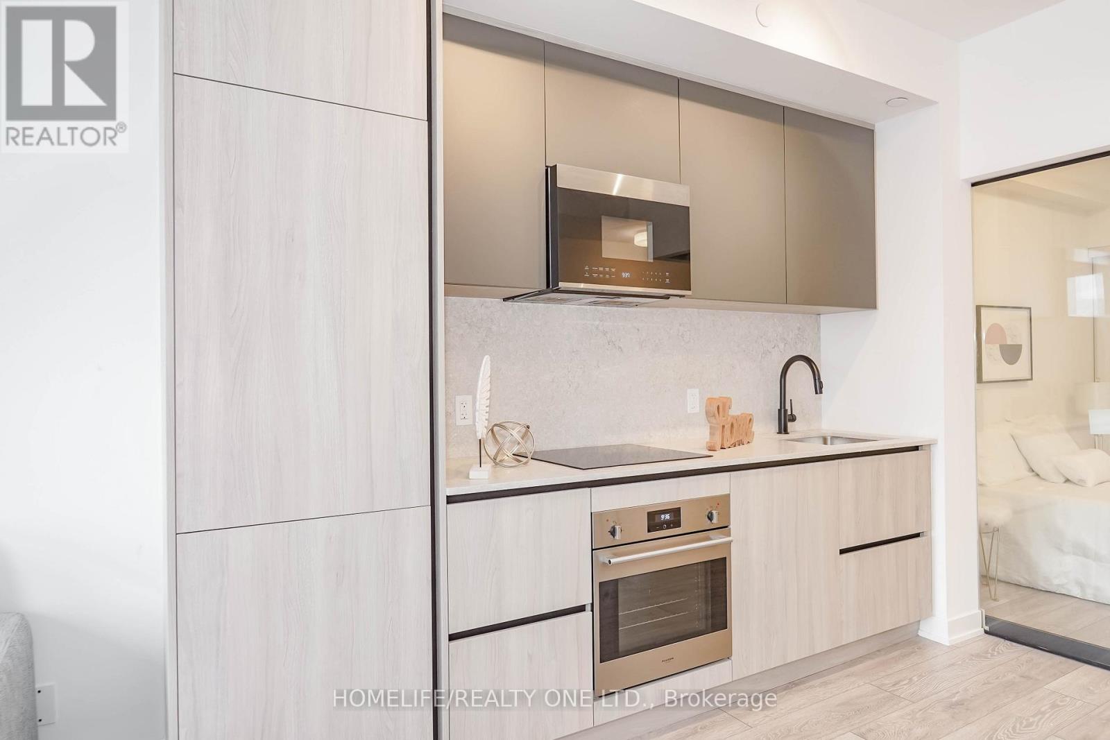 #4803 108 PETER STREET - 18