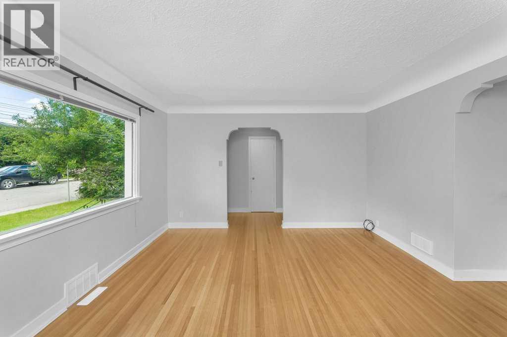 2216 19 Street SW — photo 11