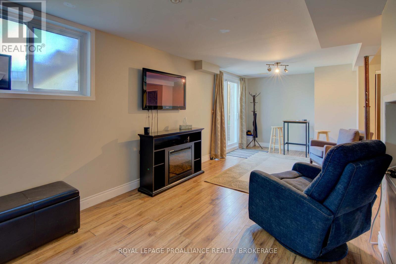 1078 LOMBARDY STREET - 26