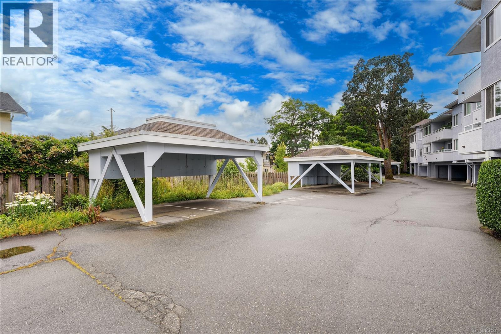 308 3921 Shelbourne St, Saanich