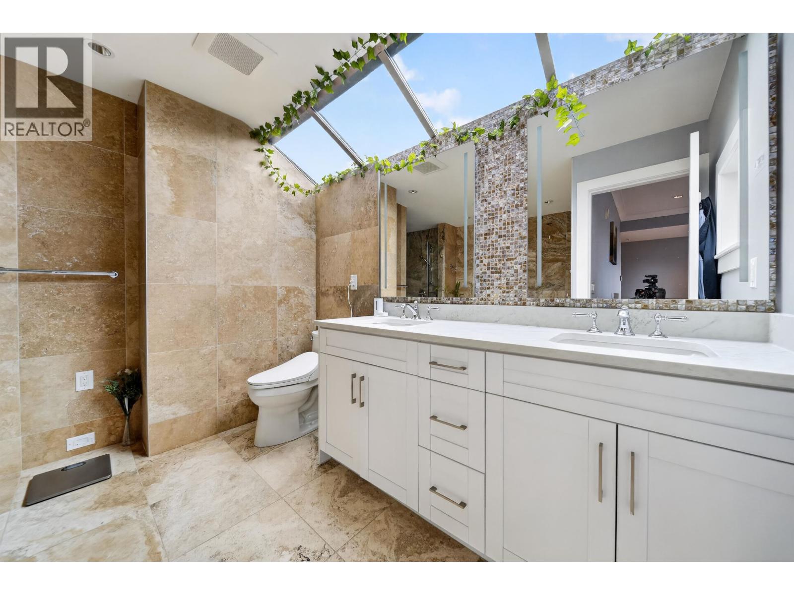 1572 CHIPPENDALE COURT, West Vancouver