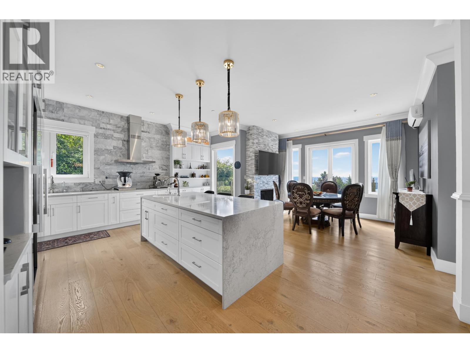 1572 CHIPPENDALE COURT, West Vancouver