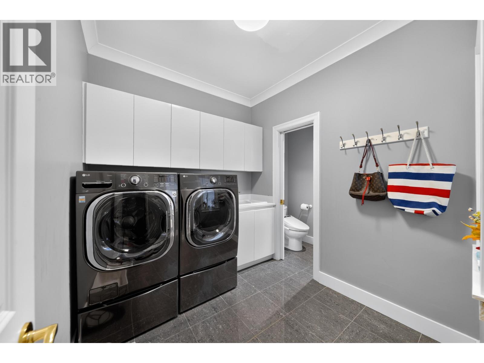 1572 CHIPPENDALE COURT, West Vancouver