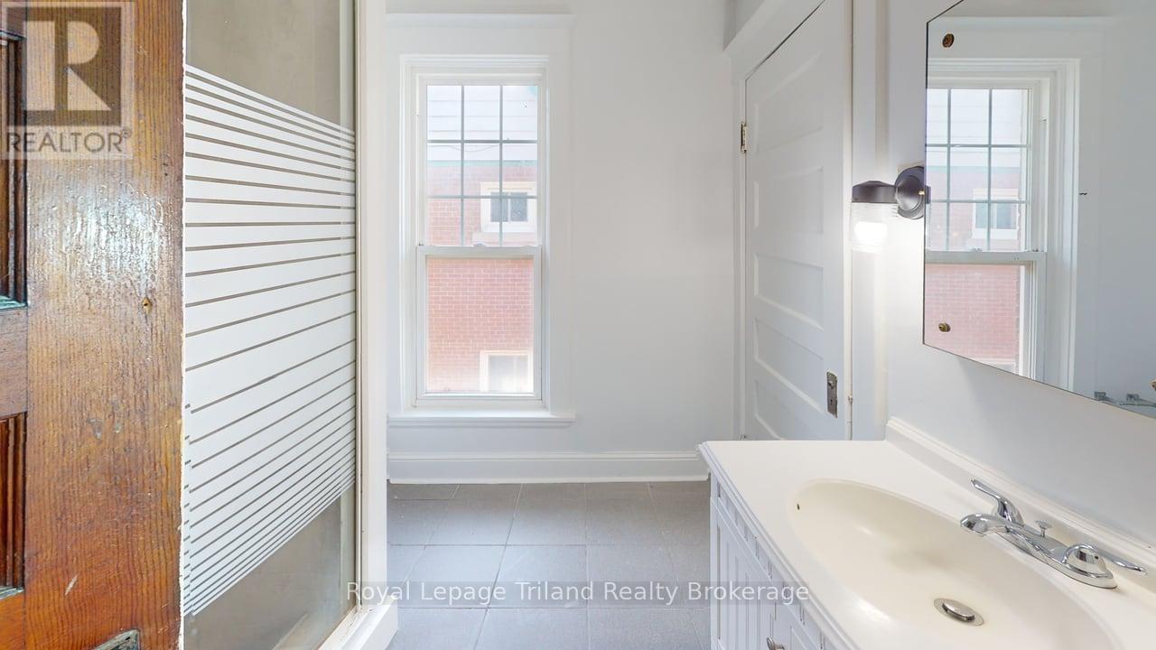 279 VANSITTART AVENUE - 14