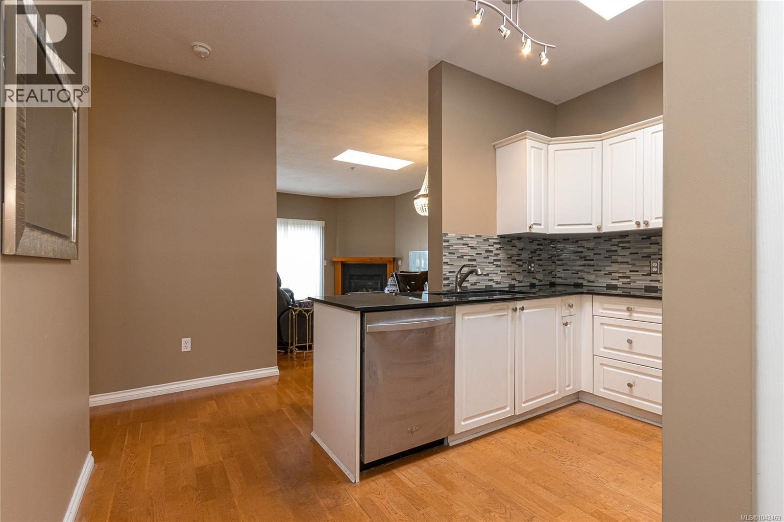 #PH 10 1371 Hillside Ave - 9