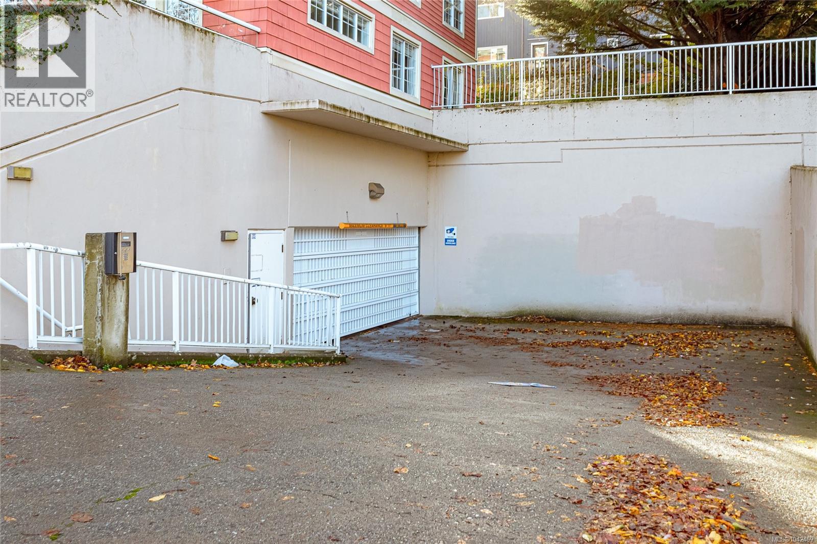 #PH 10 1371 Hillside Ave - 23
