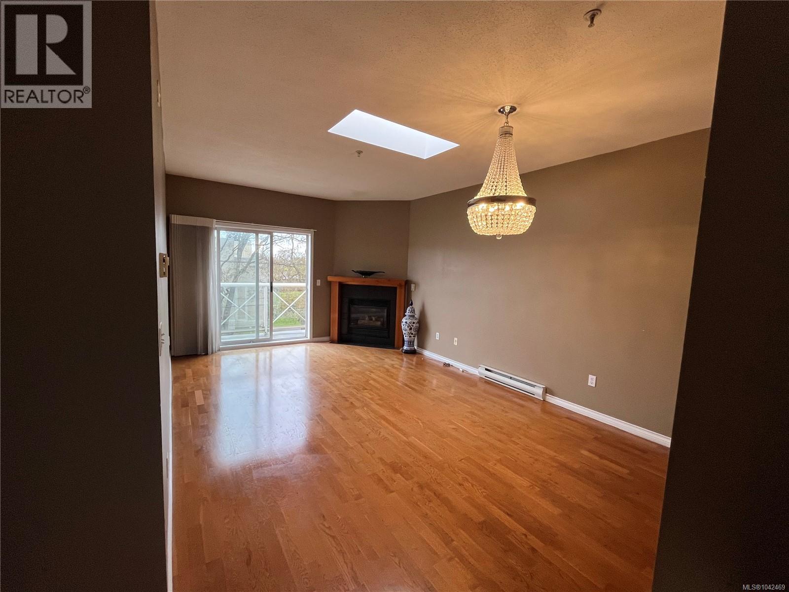 #PH 10 1371 Hillside Ave - 6