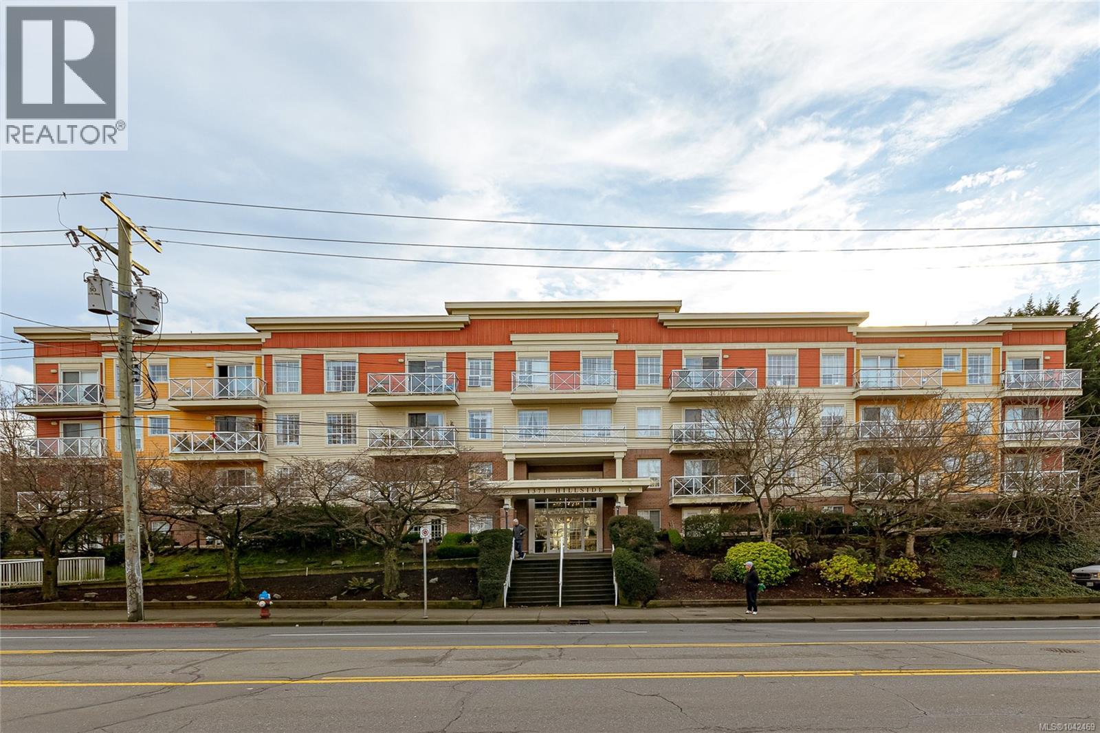 #PH 10 1371 Hillside Ave - 1