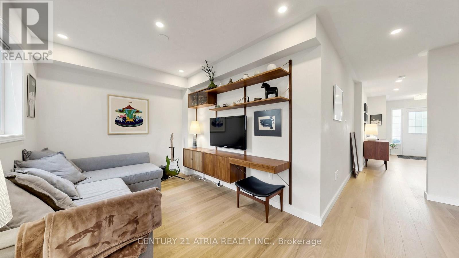 34 CURRAN HALL CRESCENT - 33