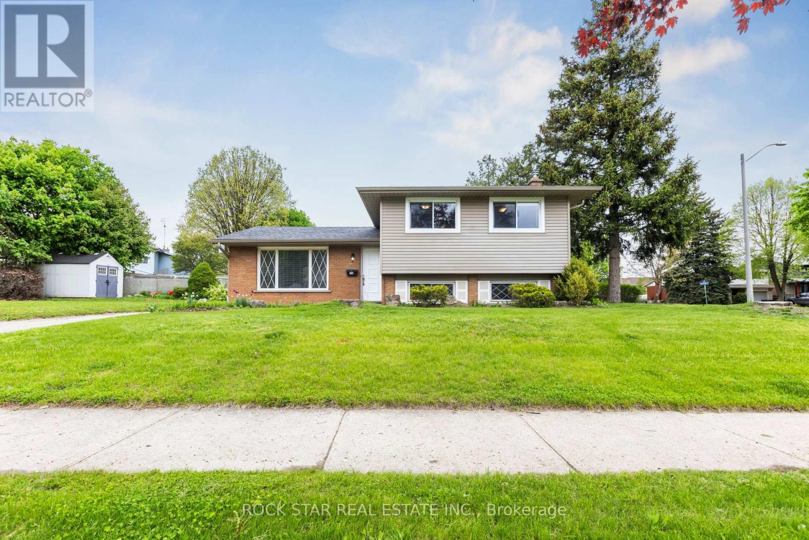 130 HUDSON CRESCENT - 1