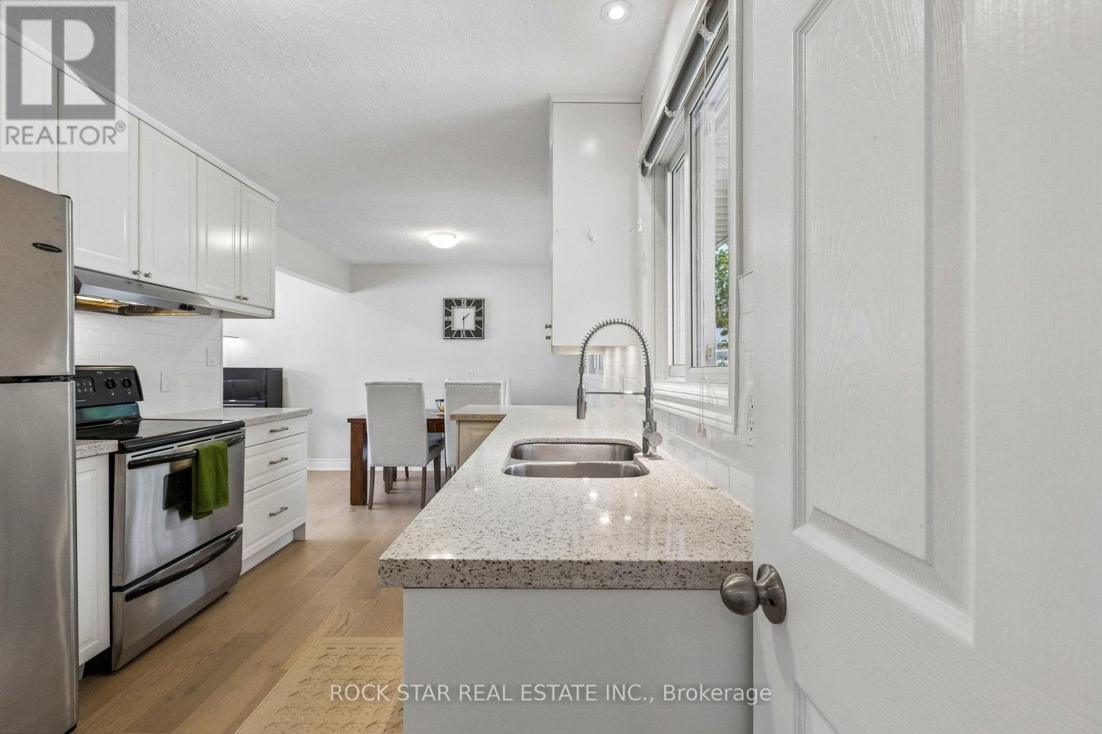 130 HUDSON CRESCENT - 11