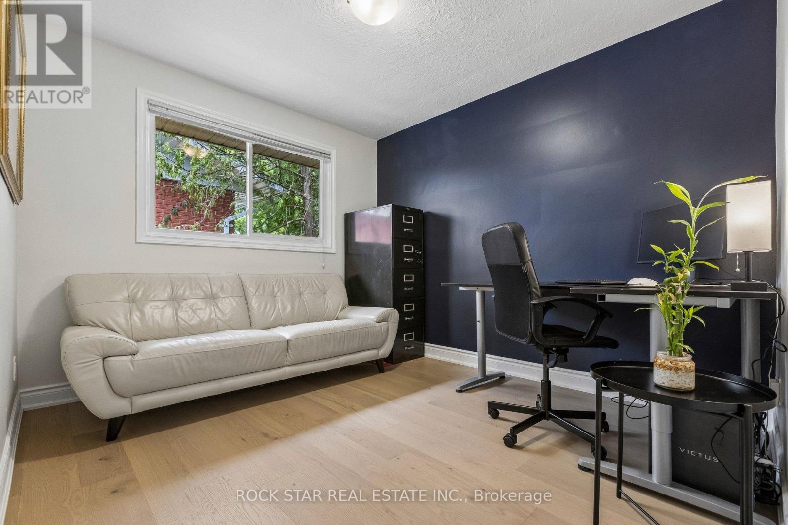 130 HUDSON CRESCENT - 18