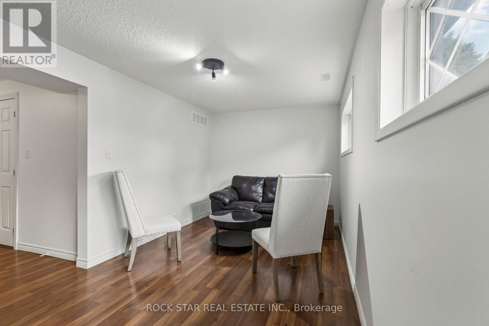 130 HUDSON CRESCENT - 26