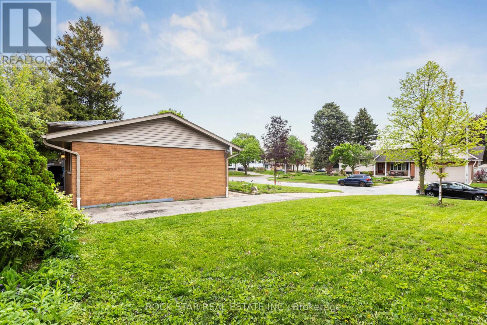 130 HUDSON CRESCENT - 34