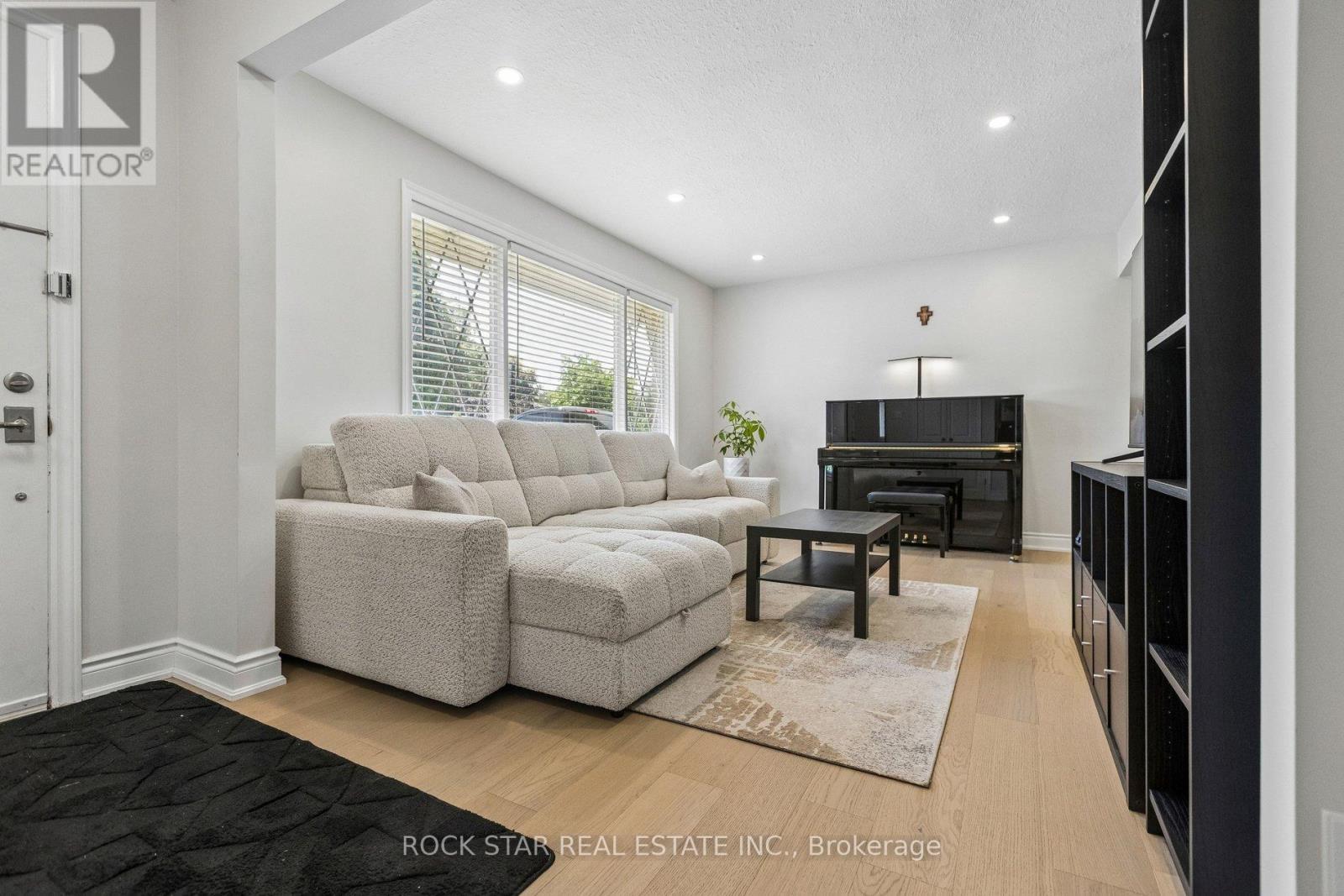 130 HUDSON CRESCENT - 4