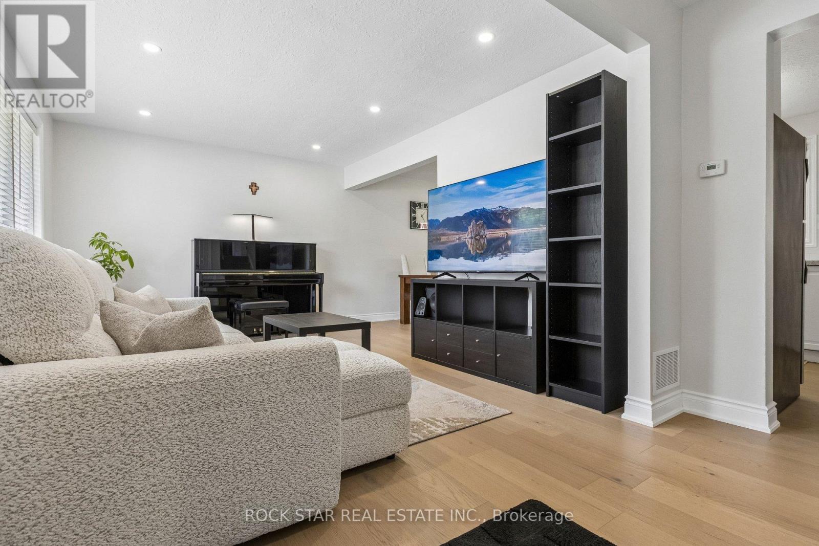 130 HUDSON CRESCENT - 5