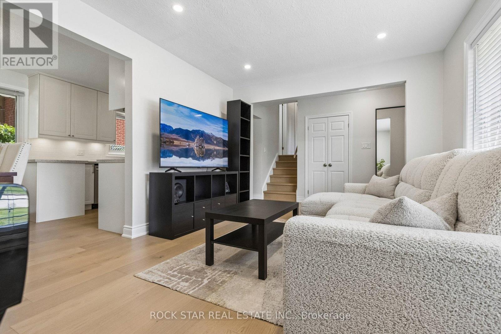 130 HUDSON CRESCENT - 6