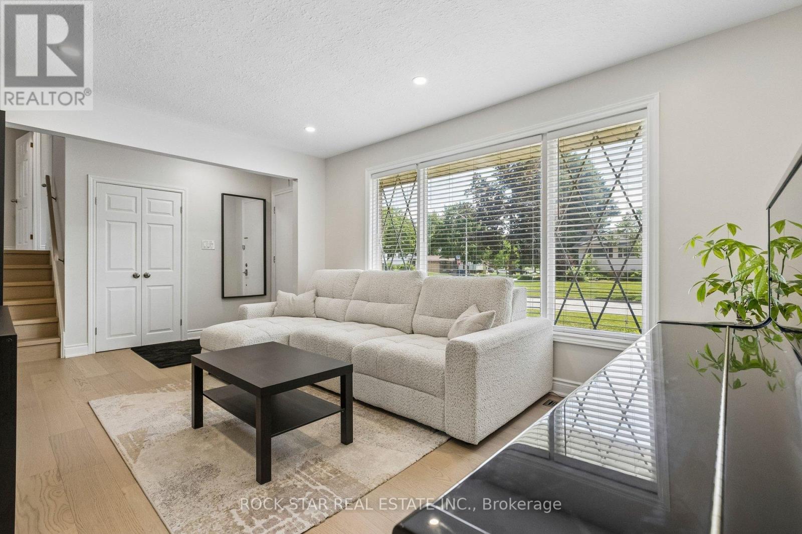 130 HUDSON CRESCENT - 7