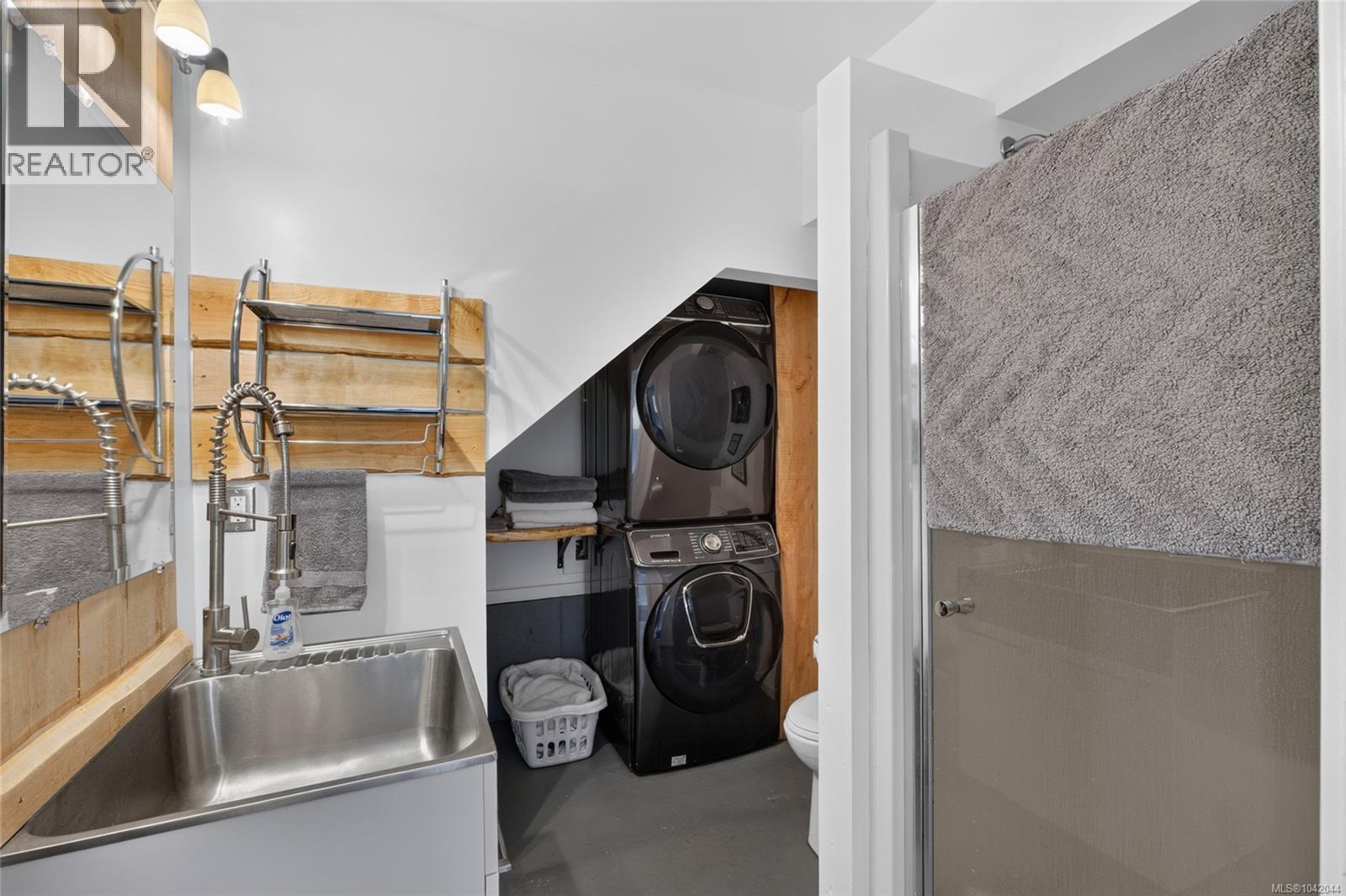 5749 Sea Terrace Rd, Courtenay