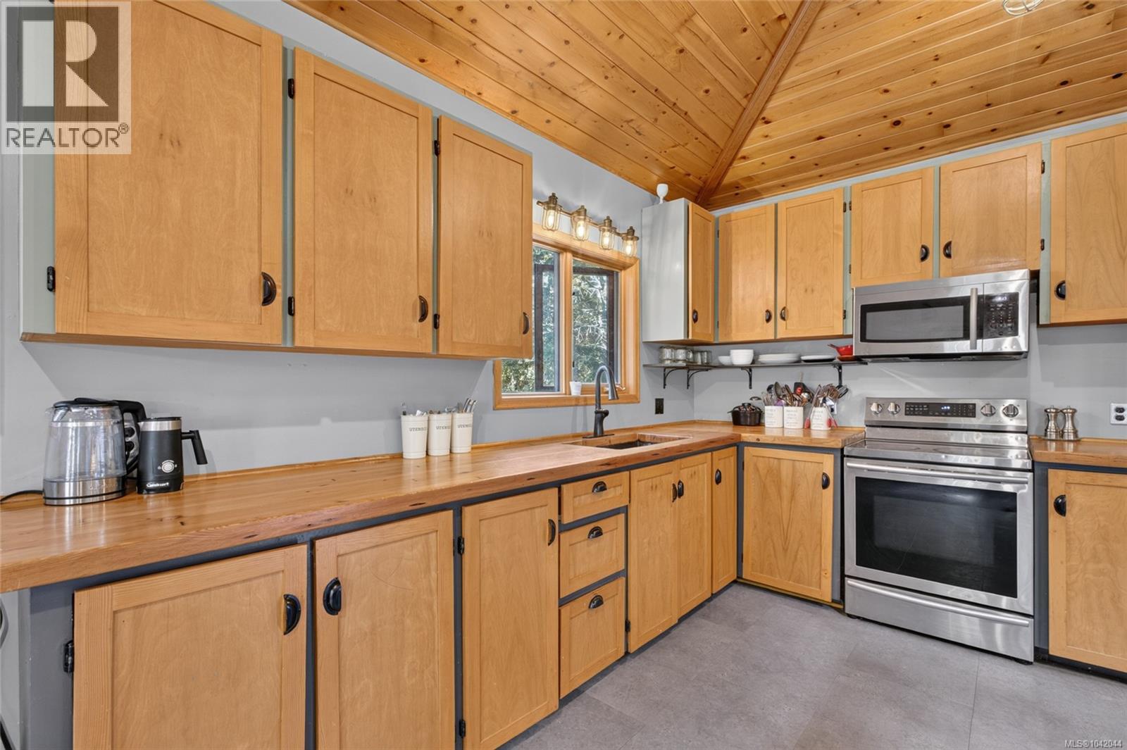 5749 Sea Terrace Rd, Courtenay