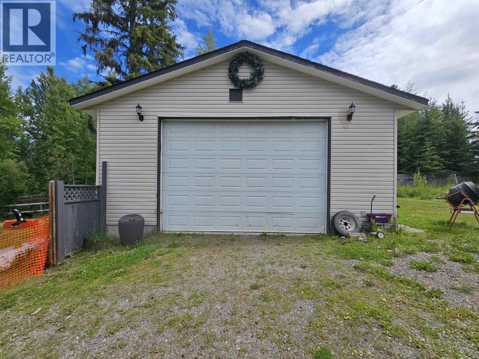 Photo 9 of 40 — 5408 E PURDUE ROAD · Prince George, BC