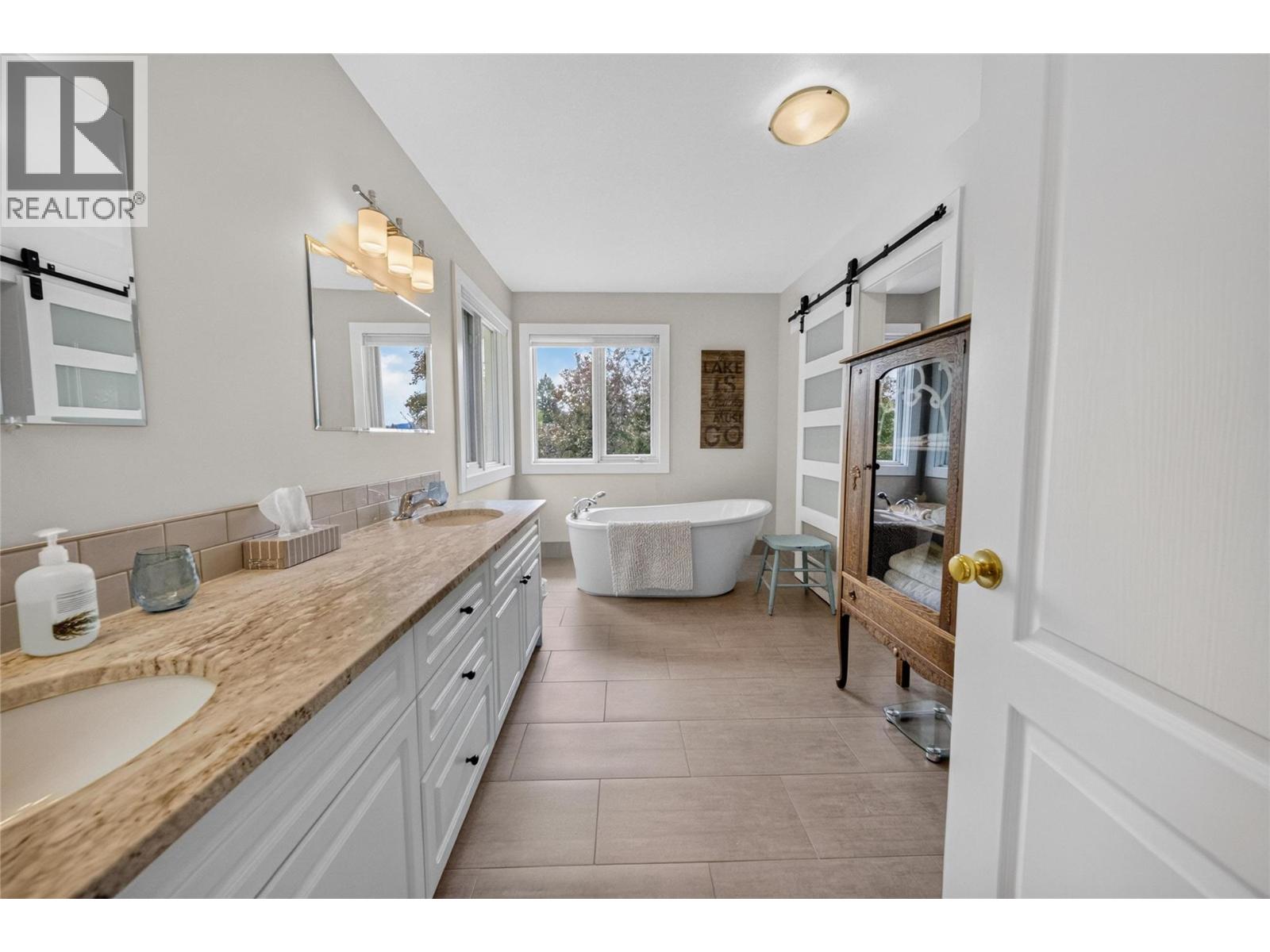 2916 Edgewood Drive, Cranbrook