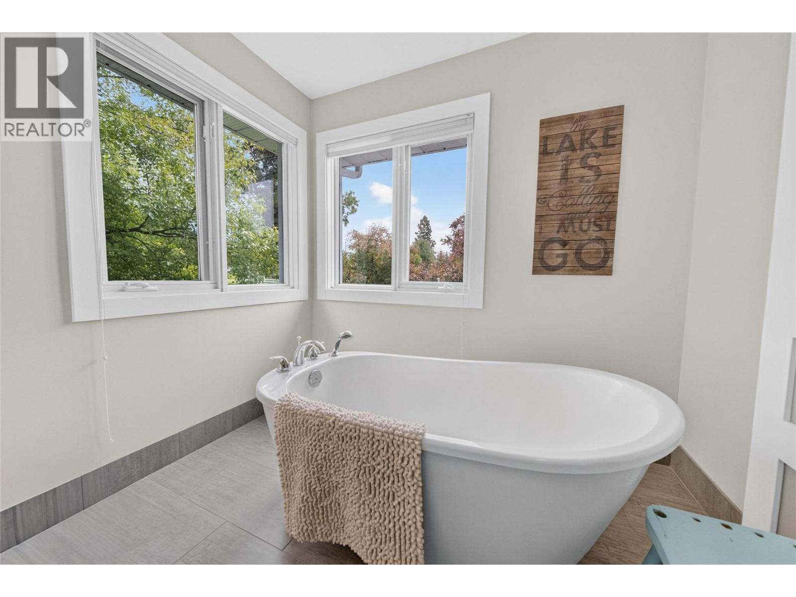 2916 Edgewood Drive, Cranbrook