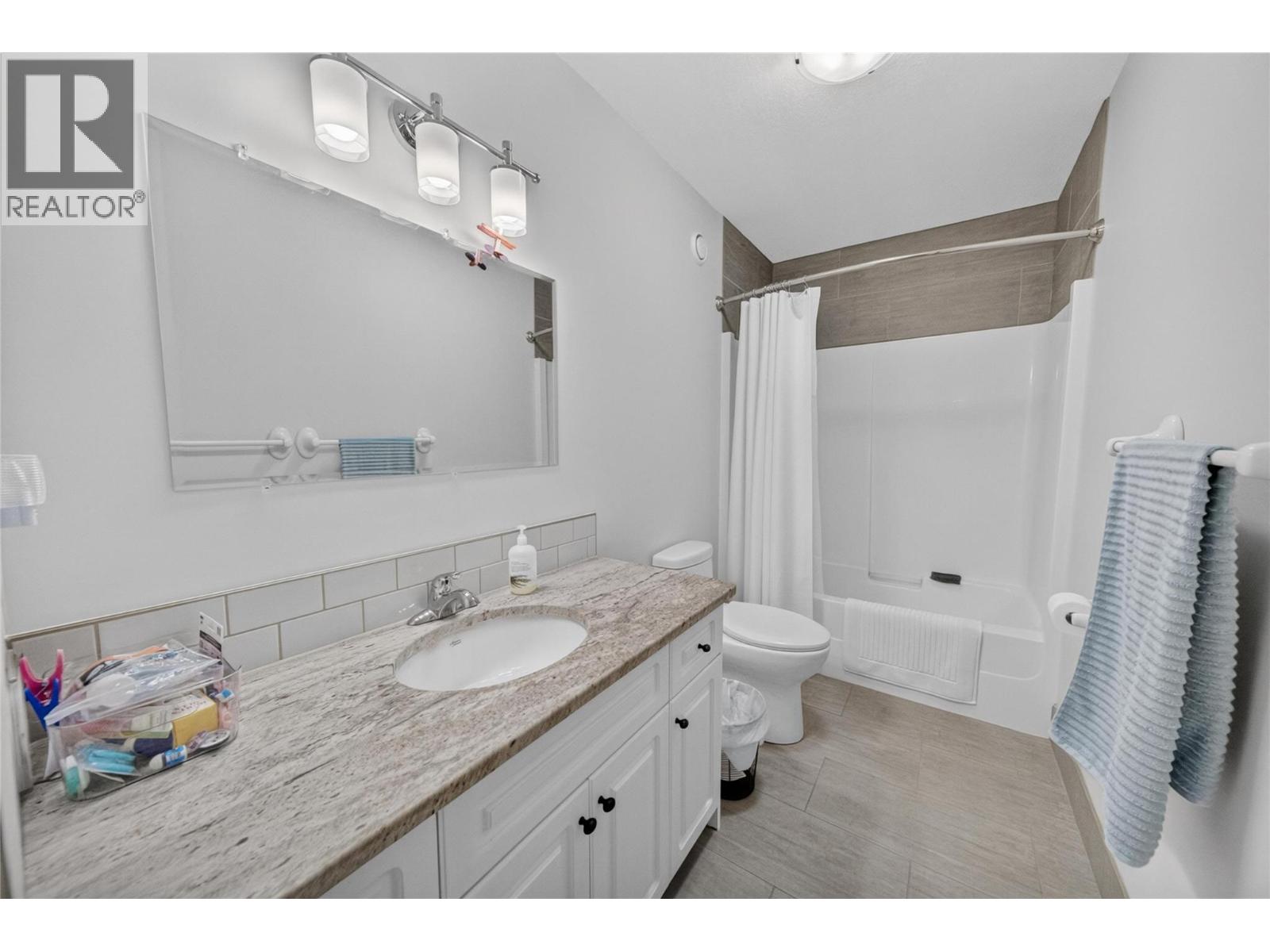 2916 Edgewood Drive, Cranbrook
