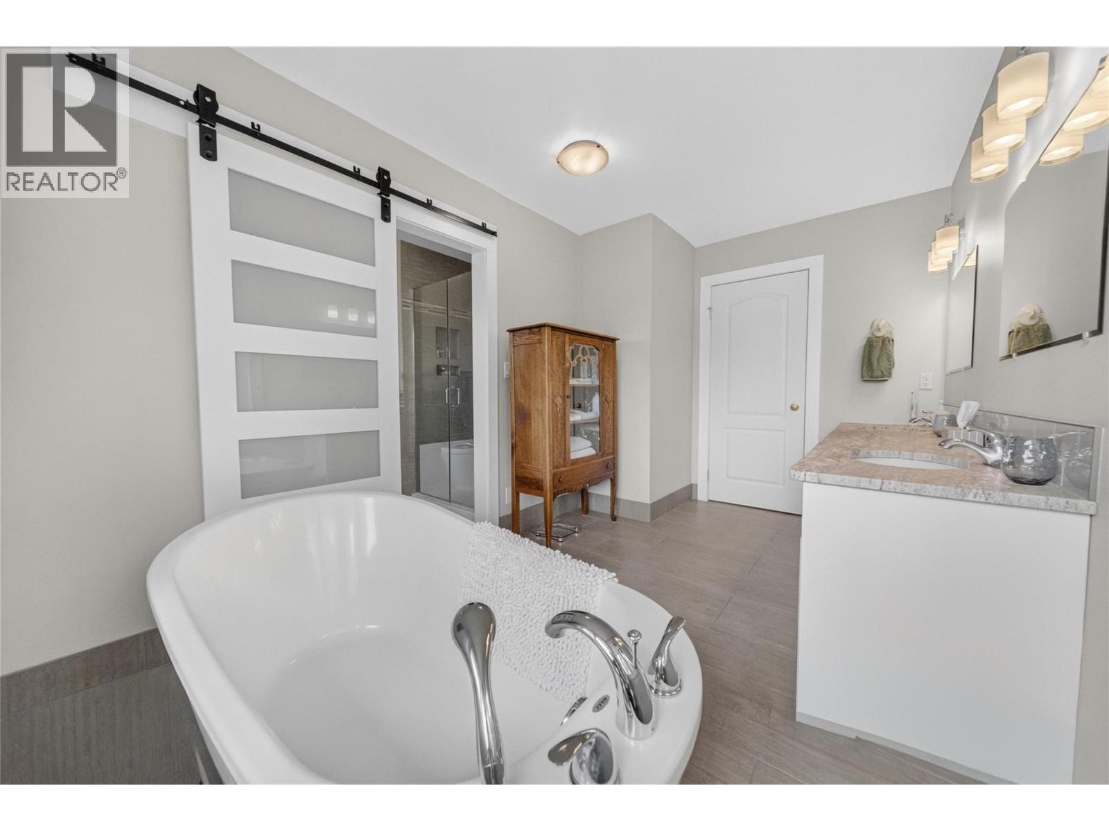 2916 Edgewood Drive, Cranbrook