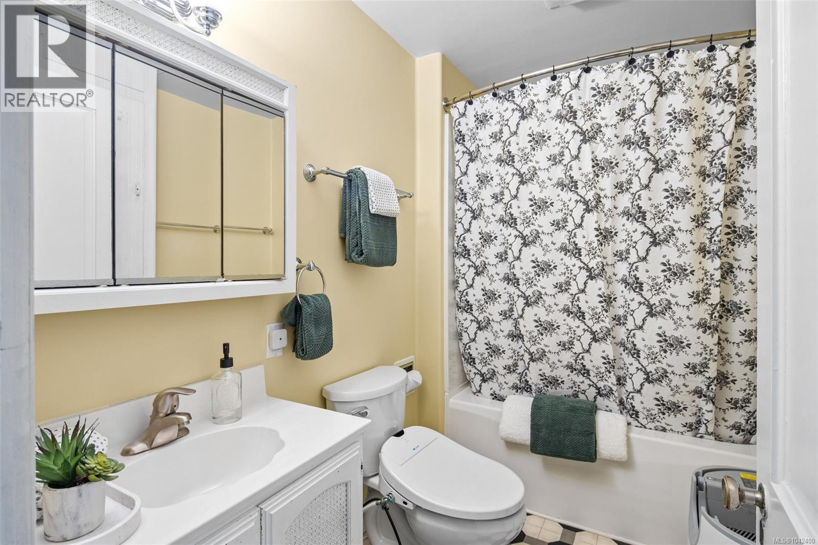 1043/1045 Belmont Ave - 12