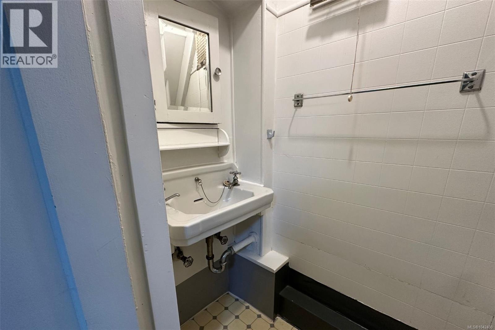 1043/1045 Belmont Ave - 28