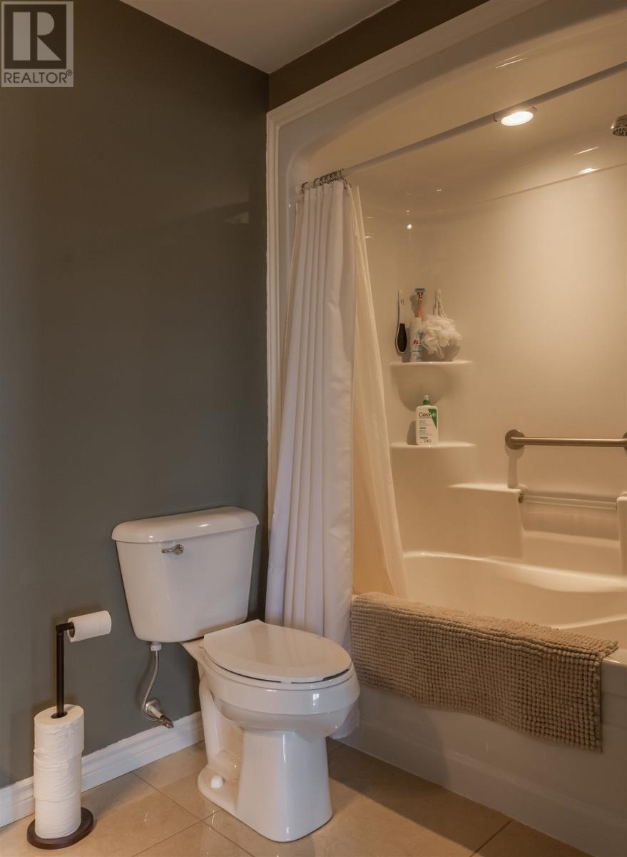 ##301 516 MACEWEN Road - 16