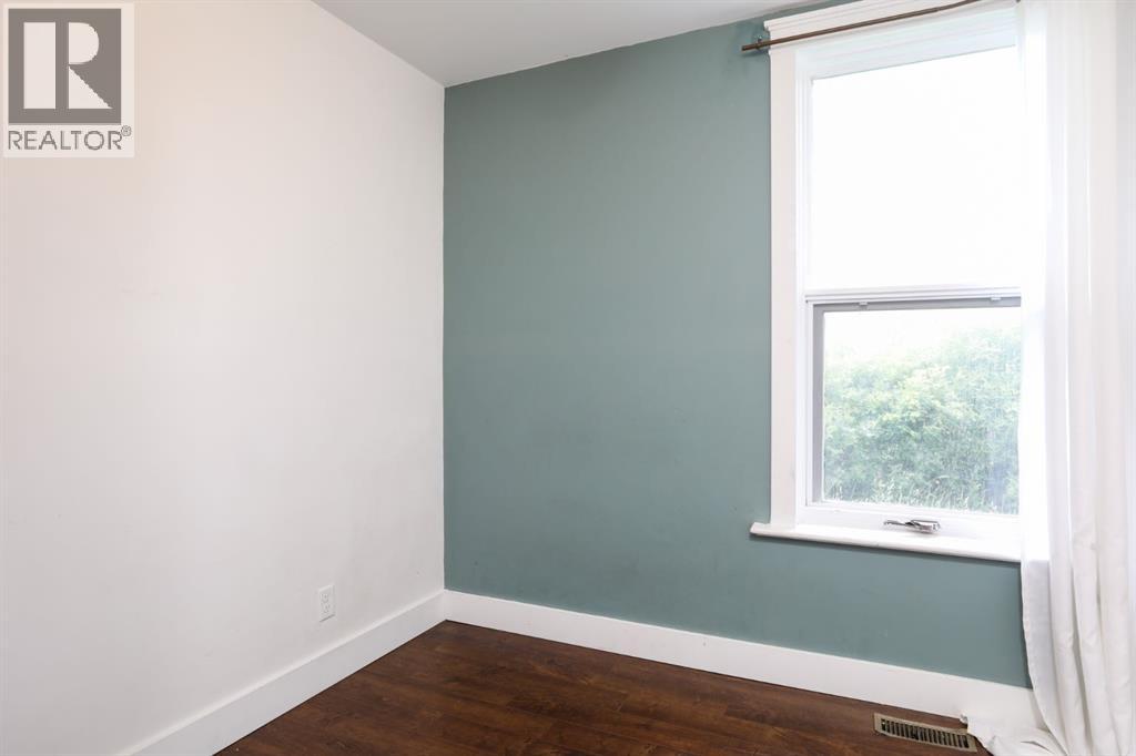 8 N 2 Street W - 19
