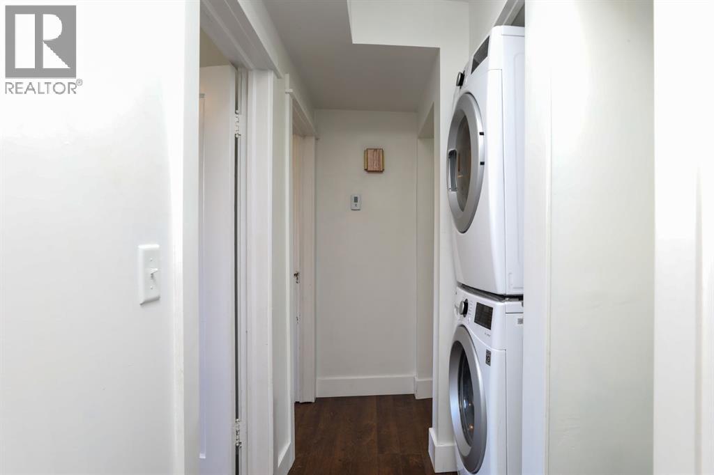 8 N 2 Street W - 18