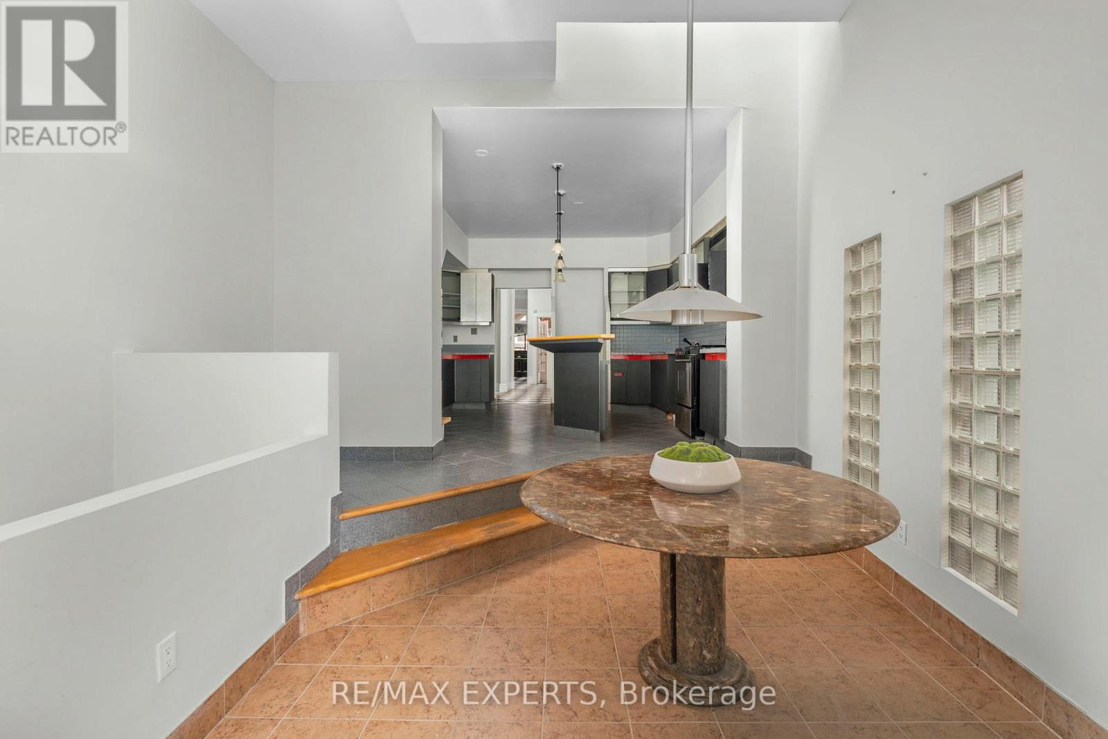382 BATHURST STREET - 15